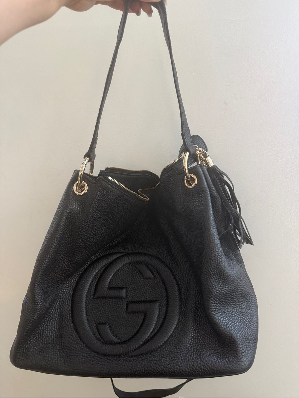 Gucci Black Pebbled Leather Shoulder Bag with Embossed Logo - Picture 5 of 6